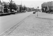 848447 Gezicht over de Meerndijk te De Meern (gemeente Vleuten-De Meern) naar het zuiden, met midden rechts de ingang ...